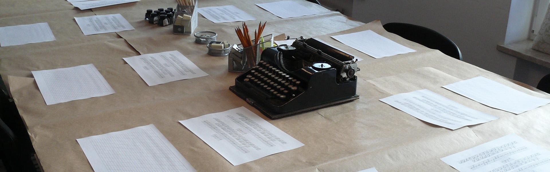 Tusz kaligraficzny, maszyna do pisania i ołówki na stole Slajd #2